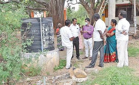 கிருஷ்ணகிரி அடுத்த கிட்டம்பட்டி கிராமத்தில் பயனற்றுக் கிடக்கும் ஆழ்துளைக் கிணறை சீரமைக்கும் பணிக்காக ஒன்றியக்குழு தலைவர் அம்சா ராஜன் தலைமையில் பிடிஓ-க்கள் ஆய்வு மேற்கொண்டனர்.