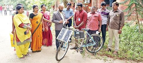 சூரிய சக்தியால் இயங்கக்கூடிய சைக்கிளை பார்வையிட்ட கல்லூரி முதல்வர் கிறிஸ்டோபர் தவமணி.