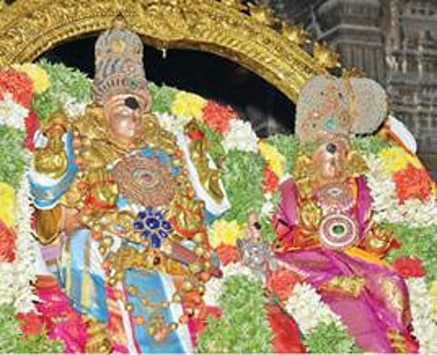 மதுரை மீனாட்சி சுந்தரேசுவரர் கோயிலில் கார்த்திகை தீபத்திருவிழா நேற்று கொடியேற்றத்துடன் தொடங்கியது.