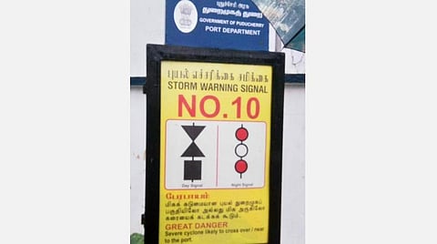பேரபாயத்தைக் குறிக்கும் வகையில் புதுச்சேரி துறைமுகத்தில் ஏற்றப்பட்டுள்ள 10-ம் எண் புயல் எச்சரிக்கைக் கூண்டு