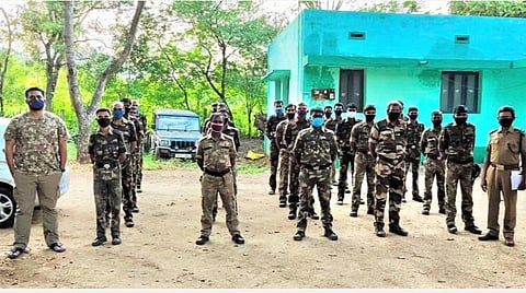 கோவை வனக்கோட்டத்தில் யானை-மனித மோதலை தடுக்க அமைக்கப்பட்டுள்ள சிறப்பு வன எல்லை இரவு ரோந்து குழுவினர்.