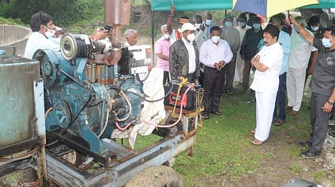 அமைச்சர் சி.வி.சண்முகம், ஆட்சியர் அண்ணாதுரை தலைமையில் மரக்காணம் பகுதியில் மீட்புக்குழுவினர் முகாமிட்டுள்ளனர்.