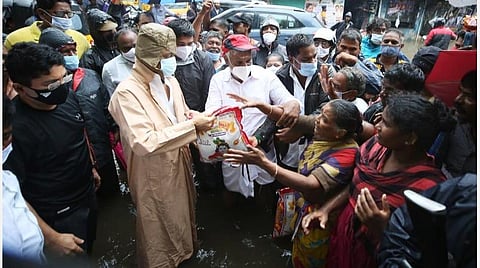சென்னையில் வெள்ளம் பாதித்த பகுதிகளில் ஸ்டாலின் ஆய்வு: நிவாரண உதவிகளை வழங்கினார்