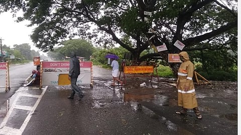 ஈசிஆரில் வாகனங்கள் செல்லாத வகையில் வைக்கப்பட்டுள்ள தடுப்புகள்.