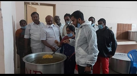 சிதம்பரம் அருகே கீழகுண்டலபாடி கிராமத்தில் உள்ள புயல் பாதுகாப்பு மையத்தில் தயார் செய்யப்பட்ட உணவை சிதம்பரம் சார்ஆட்சியர் மதுபாலன், எம்எல்ஏ பாண்டியன் ஆகியோர் ஆய்வு செய்தனர்.