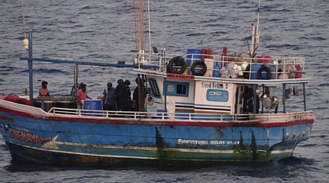 பாகிஸ்தானில் இருந்து ஆஸ்திரேலியாவுக்கு கடத்த முயற்சி: தூத்துக்குடி அருகே படகில் 100 கிலோ ஹெராயின் பறிமுதல்- இலங்கையைச் சேர்ந்த 6 பேரிடம் தீவிர விசாரணை