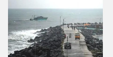 நிவர் புயல் புதுச்சேரிக்கு வடக்கே கரையைக் கடக்கத் தொடங்கியது: அதிகாலை வரை கரையைக் கடக்கும்