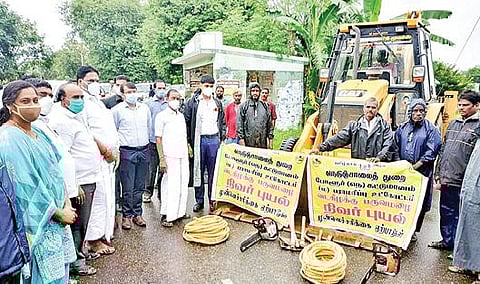 கலசப்பாக்கம்-காஞ்சி சாலையில் நெடுஞ்சாலை துறை சார்பில் அமைக்கப்பட்டுள்ள குழுக்களை அமைச்சர் சேவூர் எஸ்.ராமச்சந்திரன் நேற்று ஆய்வு செய்தார். அருகில், ஆட்சியர் சந்தீப் நந்தூரி, எம்எல்ஏ பன்னீர்செல்வம் உள்ளிட்டோர்.