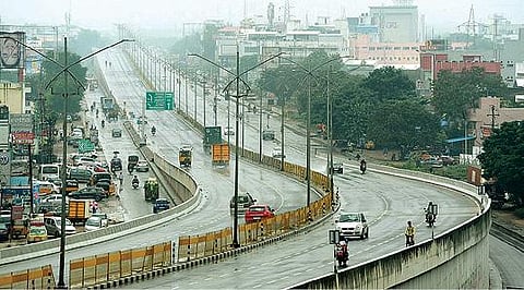 ‘நிவர்’ புயல் காரணமாக, வேலூர் கொணவட்டத்தில் உள்ள அரசு மேல்நிலை பள்ளியில் தாழ்வானப் பகுதியில் வசிக்கும் பொதுமக்களை பாதுகாப்புடன் தங்க வைப்பதற்கான முன்னேற்பாடுகளை நேற்று ஆய்வு செய்த மாவட்ட ஆட்சியர் சண்முகசுந்தரம். அருகில், கோட்டாட்சியர் கணேஷ், மாநகராட்சி ஆணையர் சங்கரன், வட்டாட்சியர் ரமேஷ் உள்ளிட்டோர். அடுத்த படம்: ராணிப்பேட்டை மாவட்டம் ஆற்காடு வட்டத்தில் அமைக்கப்பட்டுள்ள நிவாரண முகாமில் தங்க வைக்கப்பட்டுள்ள பொதுமக்களிடம் அடிப்படை வசதிகள் குறித்து கேட்டறிந்த மாவட்ட ஆட்சியர் கிளாட்ஸ்டன் புஷ்பராஜ். கடைசிப் படம்: திருப்பத்தூர் மாவட்டத்தில் அமைக்கப்பட்டுள்ள நிவாரண முகாம்களை ஆய்வு செய்த எஸ்பி விஜயகுமார். அருகில், வட்டாட்சியர் மோகன், நகராட்சி சுகாதார அலுவலர் ராஜரத்தினம் உள்ளிட்டோர்.