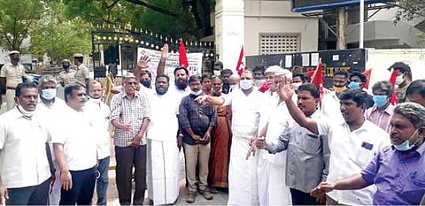 சுத்தமல்லியில் போலீஸார் முன்னிலையில் பெண் இறந்த விவகாரம் தொடர்பாக நீதி விசாரணை நடத்த வேண்டும் என்று வலியுறுத்தி, பல்வேறு கட்சியினர், அமைப்பினர் திருநெல்வேலி ஆட்சியர் அலுவலகத்தில் மனு அளித்தனர். படம்: மு.லெட்சுமி அருண்