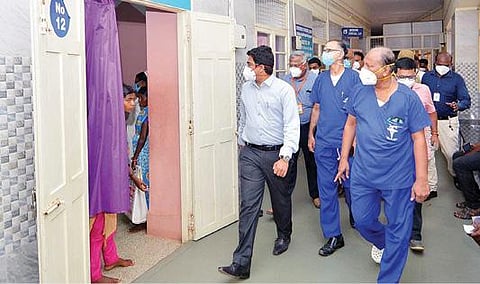 திருநெல்வேலி அரசு மருத்துவக் கல்லூரி மருத்துவமனையில் ஆட்சியர் விஷ்ணு ஆய்வு மேற்கொண்டார்.