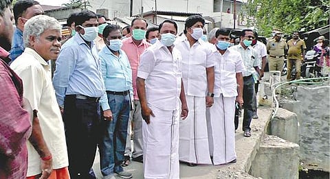 ‘நிவர்’ புயலை எதிர்கொள்ளும் வகையில் எடுக்கப்பட்டுள்ள நடவடிக்கைகளை பள்ளிக்கல்வித்துறை அமைச்சர் கே.ஏ.செங்கோட்டையன் கோபியில் நேற்று ஆய்வு செய்தார்.