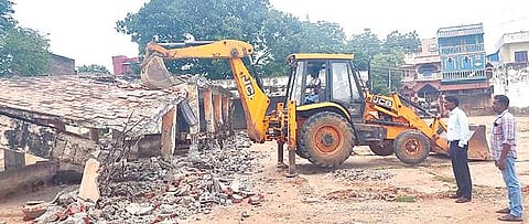 மானாமதுரை வாரச்சந்தையில் உள்ள பழைய கடைகளை இடிக்கும் பணி நடந்து வருகிறது.