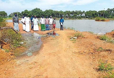 சிவகங்கை அருகே சுந்தரநடப்பு குப்பைக் கிடங்கில் தேங்கியுள்ள குப்பைகளில் இருந்து வெளியேறும் கழிவுநீர்.