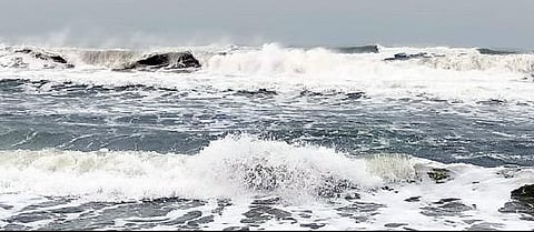 ‘நிவர்’ புயலால் புதுச்சேரி, காரைக்காலில் கனமழை; இன்று பொது விடுமுறை: வரும் 28-ம் தேதி வரை பள்ளிகளுக்கு விடுமுறை நீட்டிப்பு