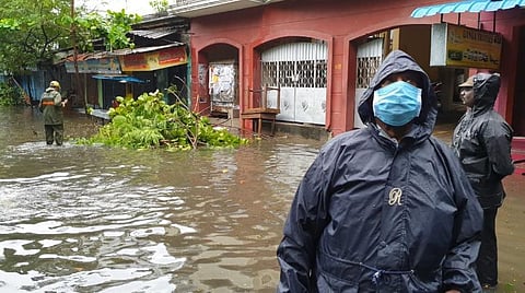 வெள்ளம் சூழ்ந்துள்ள புதுச்சேரி நகரப்பகுதிகளை காலையில் பார்வையிட்ட முதல்வர் நாராயணசாமி.