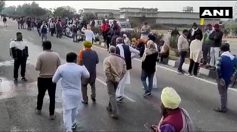 டெல்லி சலோ போராட்டம்; ஆயிரக்கணக்கான விவசாயிகள் திரண்டனர்: தள்ளுமுள்ளு, தடியடி