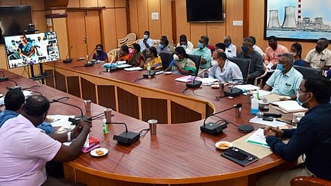 தூத்துக்குடியில் 8 மாத இடைவெளிக்கு பிறகு நடைபெற்ற விவசாயிகள் குறைதீர் கூட்டம்: மக்காசோளத்தில் படைப்புழு தாக்குதல் குறித்து புகார்