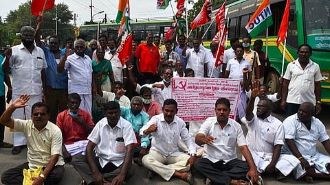 பொது வேலைநிறுத்த போராட்டத்தை முன்னிட்டு தூத்துக்குடியில் சாலை மறியலில் ஈடுபட்ட அனைத்து தொழிற்சங்கத்தினர். படம்: என்.ராஜேஷ்