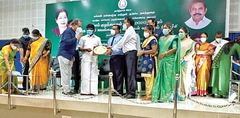 சென்னை எழும்பூர் அரசு மருத்துவமனையில் நடைபெற்ற நிகழ்ச்சியில் திருப்பத்தூர் அரசு மருத்துவமனையின் தலைமை மருத்துவர் திலீபனுக்கு பரிசு வழங்கிய மக்கள் நல்வாழ்வு துறை அமைச்சர் விஜயபாஸ்கர்.