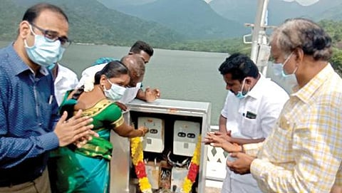 கருப்பாநதி அணையில் இருந்து பாசனத்துக்கு தண்ணீரை அமைச்சர் வி.எம்.ராஜலெட்சுமி திறந்து வைத்தார். உடன் ஆட்சியர் சமீரன் உள்ளிட்டோர்.