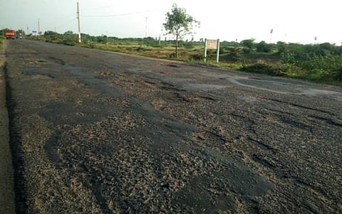 திருநெல்வேலியில் இருந்து தென்காசி செல்லும் சாலையில் அபிஷேகப்பட்டி அருகே முற்றிலும் பெயர்ந்து கிடக்கும் தார்ச்சாலை. படம்: மு.லெட்சுமி அருன்.