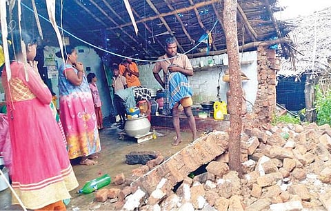 `நிவர்' புயலையொட்டி, பெய்த தொடர் மழையால் கிருஷ்ணகிரியில் நனைந்தபடி செல்லும் வாகன ஓட்டிகள். அடுத்தபடம்: கிருஷ்ணகிரி மாவட்டம் சிங்காரப்பேட்டை அருகே மழையால், வெள்ளக் குட்டை ஊராட்சி மன்ற தலைவர் வீட்டின் பக்கவாட்டு சுவர் இடிந்து விழுந்தது.