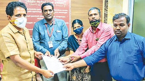 வெங்கடேசன் எம்.பி.யிடம் கோரிக்கை மனு வழங்கிய லட்சுமி விலாஸ் வங்கி அதிகாரிகள்.