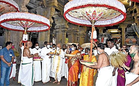 திருமலை திருப்பதியிலிருந்து எடுத்துவரப்பட்ட வஸ்திர மரியாதையை ரங்கம் ரங்கநாதர் கோயில் இணை ஆணையர் பொன்.ஜெயராமனிடம் வழங்குகிறார் திருப்பதி தேவஸ்தான நிர்வாக அலுவலர் ஜவகர் ரெட்டி.