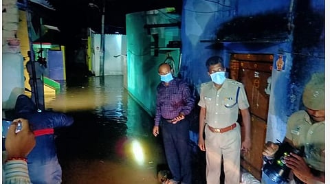 குடியாத்தம் கவுன்டன்யா ஆற்றின் கரையோரங்களில் வெள்ள நீர் புகுந்ததால் பொதுமக்களை வெளியேற்றும் பணியைப் பார்வையிட்ட ஆட்சியர் சண்முகசுந்தரம், எஸ்பி செல்வகுமார்.