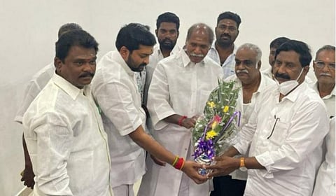 என்.ஆர்.காங்கிரஸ் புதிய அலுவலகத்தில் அக்கட்சித் தலைவரை மரியாதை நிமித்தமாக இன்று சந்தித்த அதிமுக எம்எல்ஏக்கள் அன்பழகன், பாஸ்கர், வையாபுரி மணிகண்டன்.