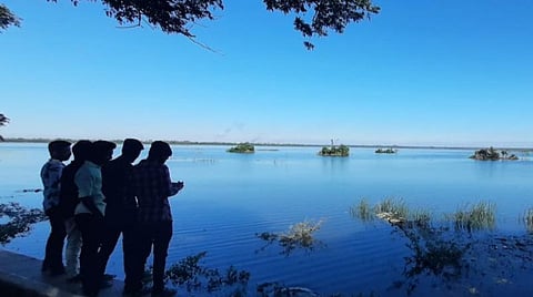 நீர் நிரம்பி கடல்போல் காட்சி தரும் புதுச்சேரியின் ஊசுட்டேரி.