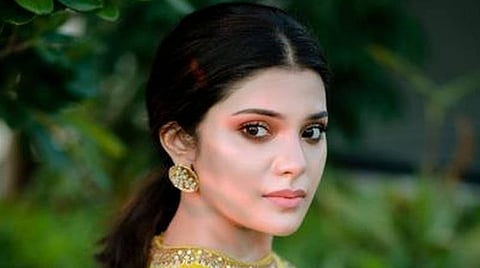 போஸ்டர்களில் நாயகியின் பெயர்: ஆத்மிகா கேள்வி