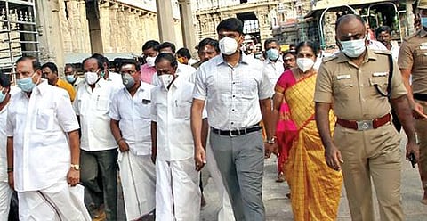 அண்ணாமலையார் கோயிலில் நேற்று ஆய்வு செய்த அமைச்சர் சேவூர் எஸ்.ராமச்சந்திரன். அருகில், ஆட்சியர் சந்தீப் நந்தூரி, எஸ்பி அரவிந்த் உள்ளிட்டோர்.