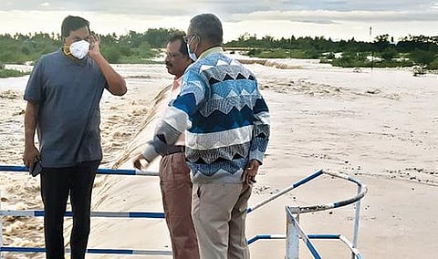 ராணிப்பேட்டை மாவட்டம் பாலாறு அணைக்கட்டை கடந்து வெளியேறும் வெள்ள நீரை பார்வையிட்ட ஆட்சியர் கிளாட்ஸ்டன் புஷ்பராஜ்.