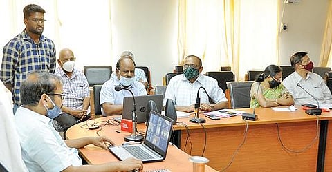 கிருஷ்ணகிரியில் காணொலிக்காட்சி மூலம் நடந்த விவசாயிகள் குறை தீர்க்கும் நாள் கூட்டத்தில் ஆட்சியர் ஜெயசந்திர பானு ரெட்டி பேசினார்.