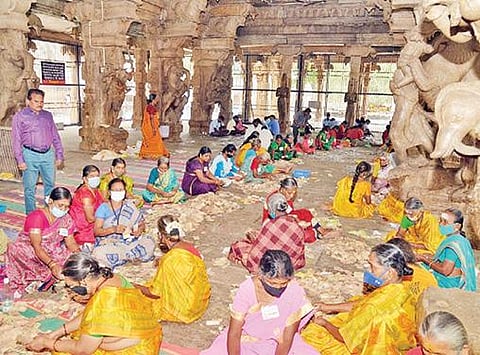 அழகர்கோவில் சுந்தரராஜப் பெருமாள் கோயில் உண்டியல் எண்ணும் பணியில் ஈடுபட்ட பக்தர்கள்.