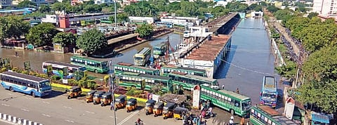 விழுப்புரம் புதிய பேருந்து நிலையத்தில் தேங்கியுள்ள மழை நீர்.