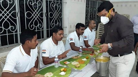 கடலூரில் தேசிய பேரிடர் மீட்பு படையினருக்கு மாவட்ட ஆட்சியர் சந்திரசேகர் சாகமூரி பாராட்டி விருந்தளித்தார்.