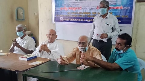 புதுச்சேரி புத்தக மையம் தொடக்க விழாவில் பேசும் எழுத்தாளர் கி.ரா. அருகில் முன்னாள் உயர் நீதிமன்ற நீதிபதி தாவீது அன்னுசாமி.