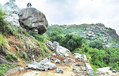வேலூர் அடுத்த பாலமதி மலைப் பாதையில் ராட்சத பாறைகள் உருண்டு விழும் நிலையில் உள்ளதால், அதனை வெடி வைத்து அகற்றும் பணி நேற்று தொடங்கியது. படம்: வி.எம்.மணிநாதன்.