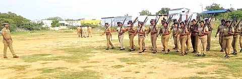 பாளையங்கோட்டை ஆயுதப்படை மைதானத்தில் போலீஸாருக்கு தற்காப்புக் கலைகள் குறித்த பயிற்சி நடைபெற்றது. படம்: மு.லெட்சுமி அருண்