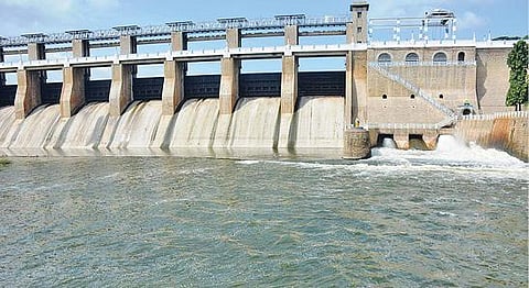 கிருஷ்ணகிரி அணையில் இருந்து நேற்று விநாடிக்கு 560 கனஅடி தண்ணீர் திறக்கப்பட்டது. சிறிய மதகுகள் வழியே தென்பெண்ணை ஆற்றில் சீறிப் பாய்ந்து வெளியேறும் தண்ணீர்.