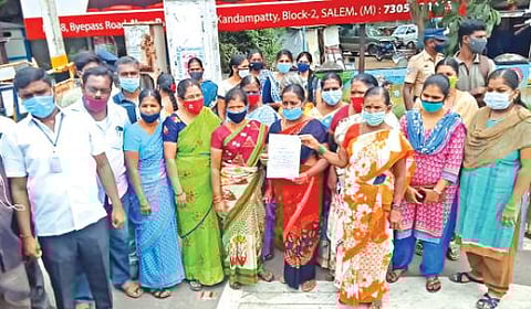 சேலத்தை அடுத்த காரிப்பட்டியில் செல்போன் கோபுரம் அமைக்க எதிர்ப்பு தெரிவித்து, சேலம் ஆட்சியர் அலுவலகத்தில் மனு அளிக்க திரளாக வந்த கிராம மக்கள்.