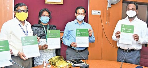 சேலத்தில் நடந்த கூட்டத்தில் நபார்டு வங்கியின் வளம் சார்ந்த கடன் திட்ட அறிக்கையை ஆட்சியர் ராமன் வெளியிட்டார். உடன் மாவட்ட ஊரக வளர்ச்சி முகமை திட்ட இயக்குநர் அருள்ஜோதி அரசன், நபார்டு வங்கி உதவிப் பொது மேலாளர் பாமா புவனேஸ்வரி உள்ளிட்டோர்.