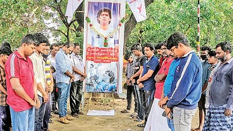 கால்பந்து விளையாட்டு வீரர் மாரடோனா உருவப்படத்துக்கு அஞ்சலி செலுத்திய ஜனநாயக வாலிபர் சங்க மதுரை மாநகர் விளையாட்டுக் கழகத்தினர்.