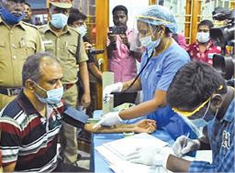 விழுப்புரம் தனியார் மருத்துவமனை யில் பேரறிவாளனுக்கு மருத்துவப் பரிசோதனை செய்யப்படுகிறது.