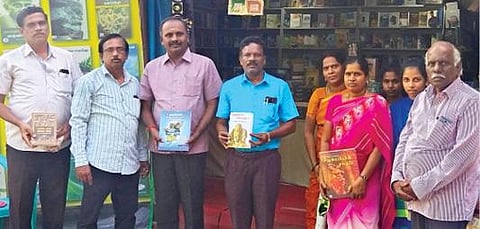 விழுப்புரம் பூமாலை வணிக வளாகத்தில் தொடங்கிய புத்தகக் கண்காட்சி நிகழ்வில் பங்கேற்றவர்களுடன் மாவட்ட நூலக அலுவலர் சுப்பிரமணியன்.