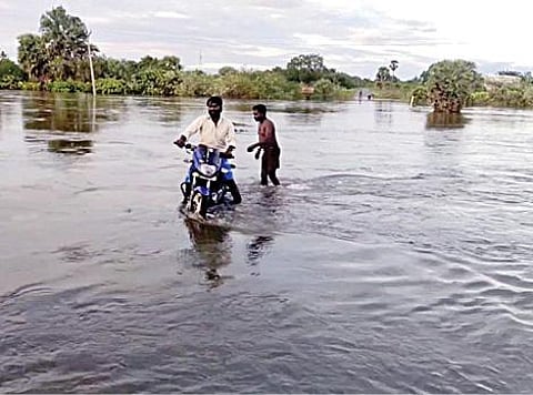 கனமழை காரணமாக தென்னேரி உபரிநீரால் மூழ்கிப் போன ரெட்டிப்பாளையம் தரைப்பாலம்.