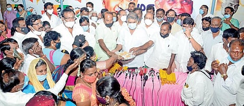 தமிழ் மாநில காங்கிரஸ் கட்சியின் 7-ம் ஆண்டு தொடக்க விழாவையொட்டி, சென்னை ஆழ்வார்பேட்டையில் உள்ள கட்சி அலுவலகத்தில் தலைவர் ஜி.கே.வாசன் தொண்டர்களுக்கு இனிப்புகள் வழங்கினார். படம்: க.பரத்